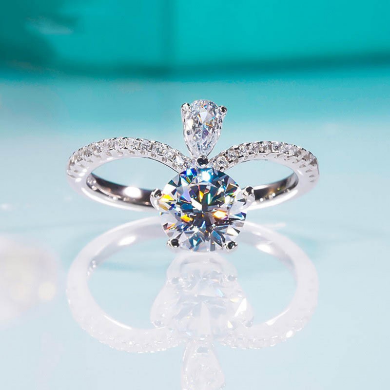 Light Luxury Six-prong Teardrop Engagement Ring 